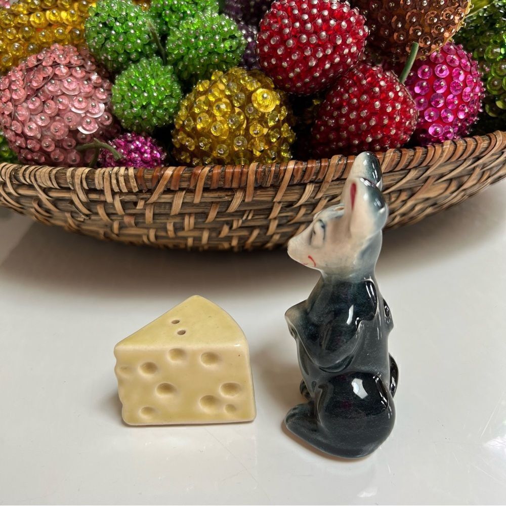 Quirky Mouse and Swiss Cheese Salt and Pepper Shakers Set - Picture 4 of 11